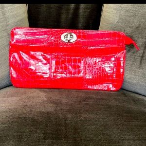 Oversized croc embossed red cloth w/chain
